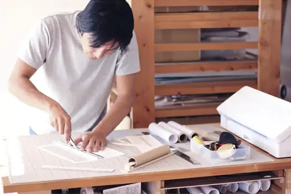 作業をするSnabaの製作者